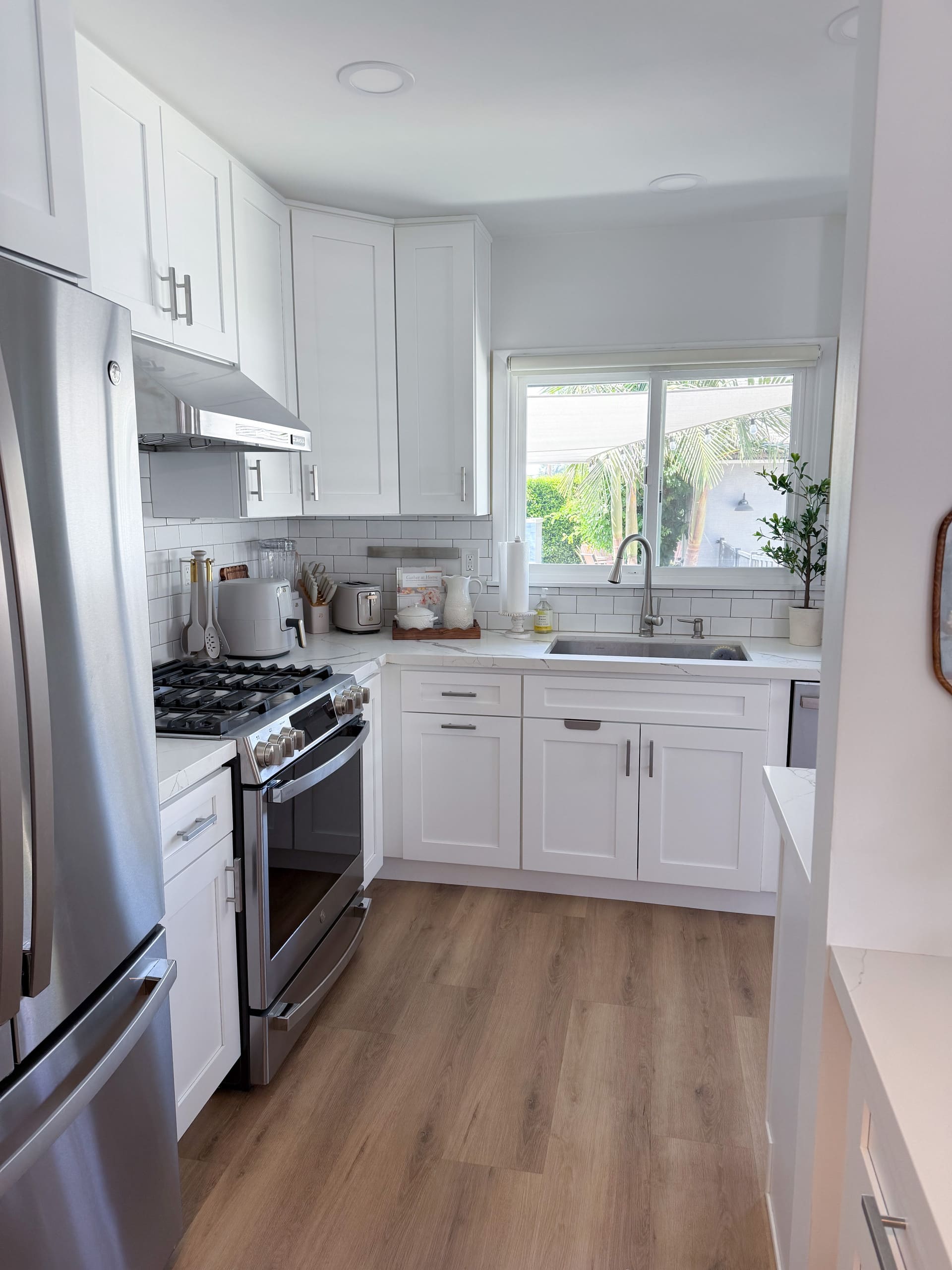 Fully equipped kitchen with full-size appliances