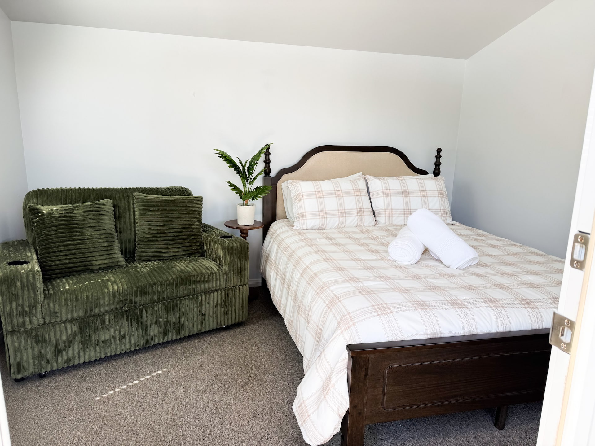 Garden studio with queen bed and couch