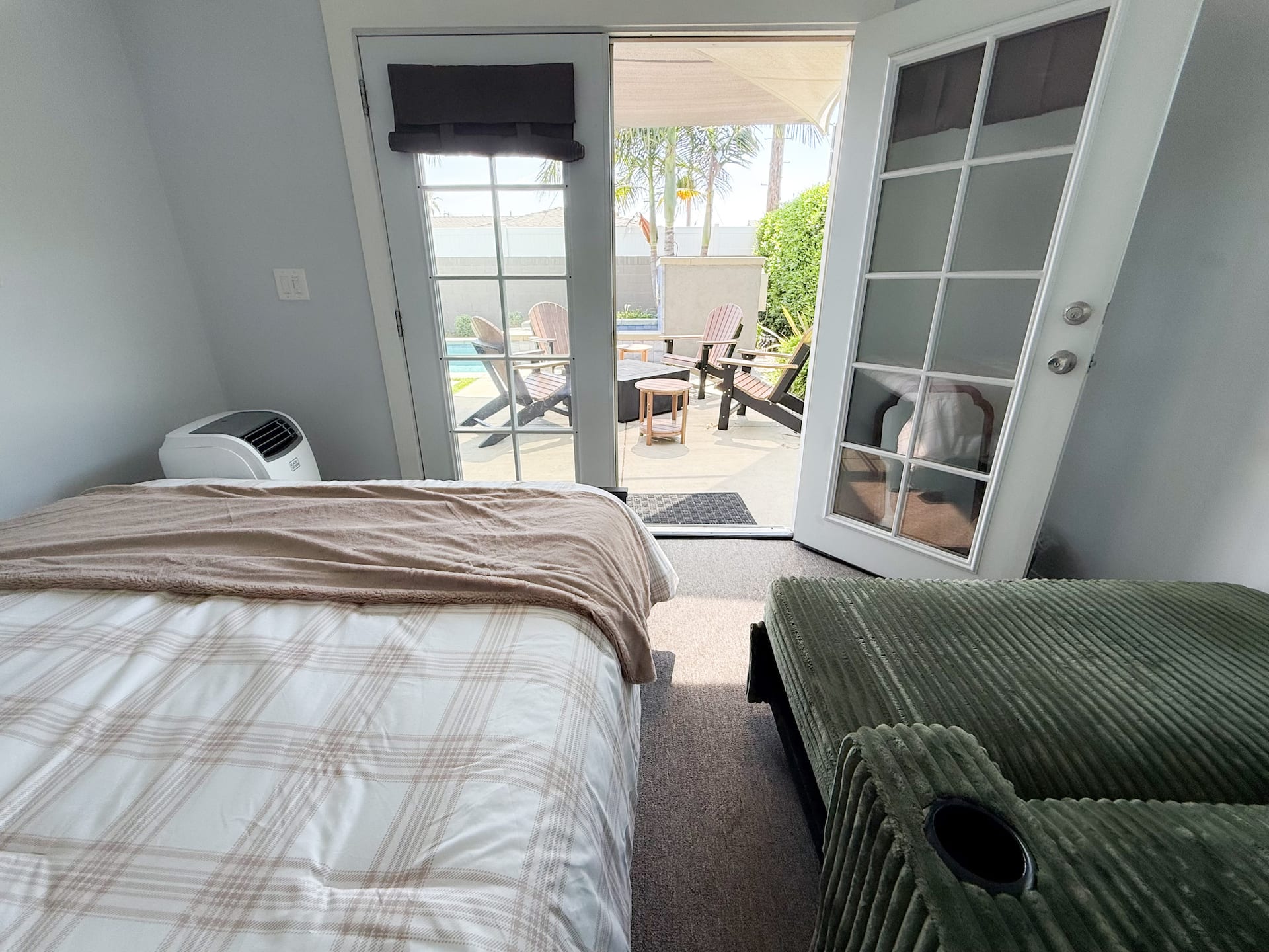 Garden studio in the backyard with a queen bed and a pull-out couch